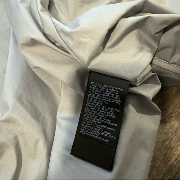 The North Face lightweight jacket for warmth - Picture 12 of 12